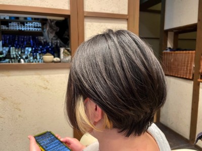 インナーカラー　ホワイトブリーチ　アッシュ　グレー　耳掛け　ブリーチ　土浦市　美容室　りずむヘアデザイン　