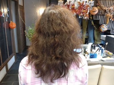 縮毛矯正ビフォア　Subconscious 縮毛矯正 　レプロナイザー　ヘアビューロン　ノンシリコーン縮毛矯正　還元美養りずむ南青山　りずむヘアデザイン　縮毛矯正専門店　バイオプログラミング専門店　ドライヤー不使用　ストレートアイロン不使用　理水907D+